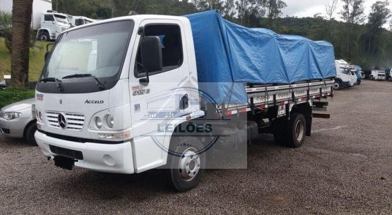 Mercedes Benz 915 - 4x2 - 2012  - Carroceria