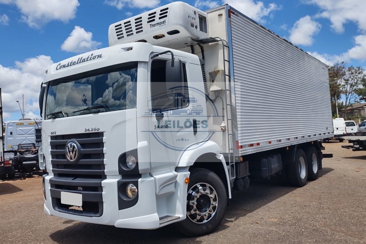 Volkswagen - 2011 - 6x2 - Baú Câmara Fria